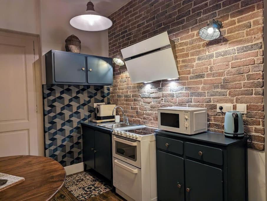 L'Appartement Du Voisin D'Hugo เบอซองซง ภายนอก รูปภาพ
